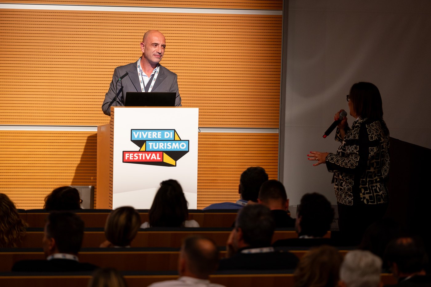 Salvatore Menale sul palco del Vivere di Turismo Festival a Rimini